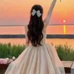 ảnh nền cô gái quay lưng ngắm hoàng hôn