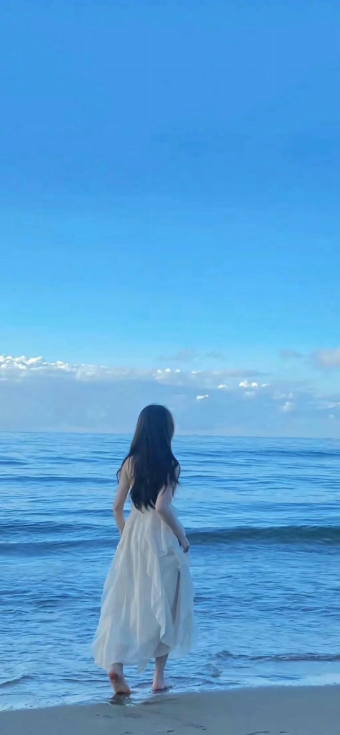 ảnh nền cô gái quay lưng nhìn biển