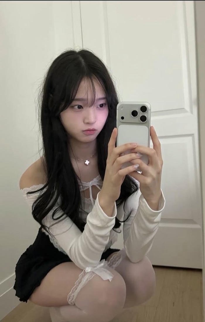 gái xinh chụp ảnh gương váy ngắn màu đen