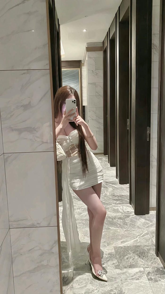 gái xinh chụp ảnh gương váy ngắn