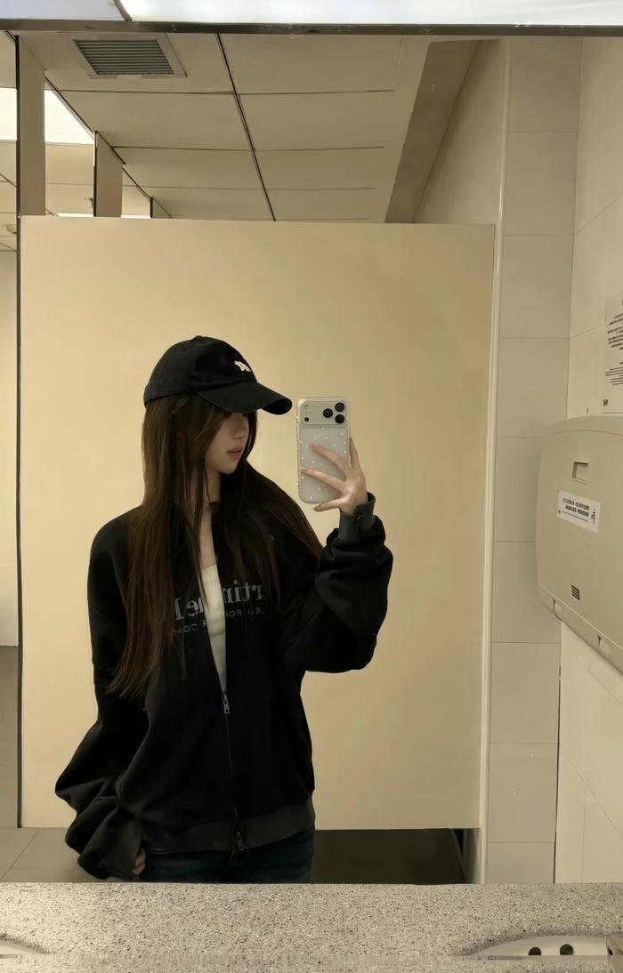 gái xinh chụp ảnh trước gương cá tính