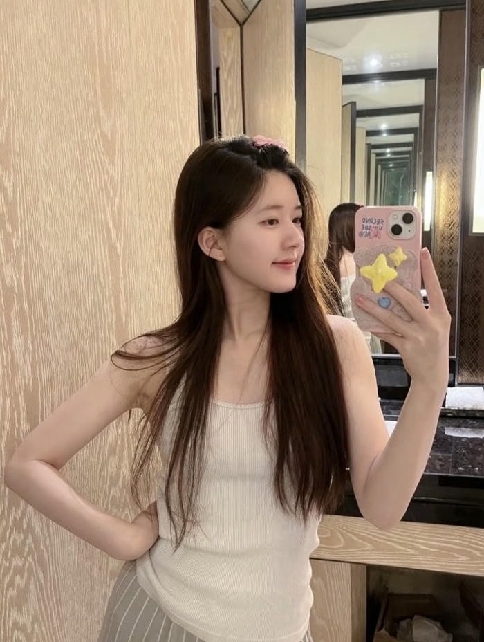 gái xinh chụp ảnh trước gương da trắng