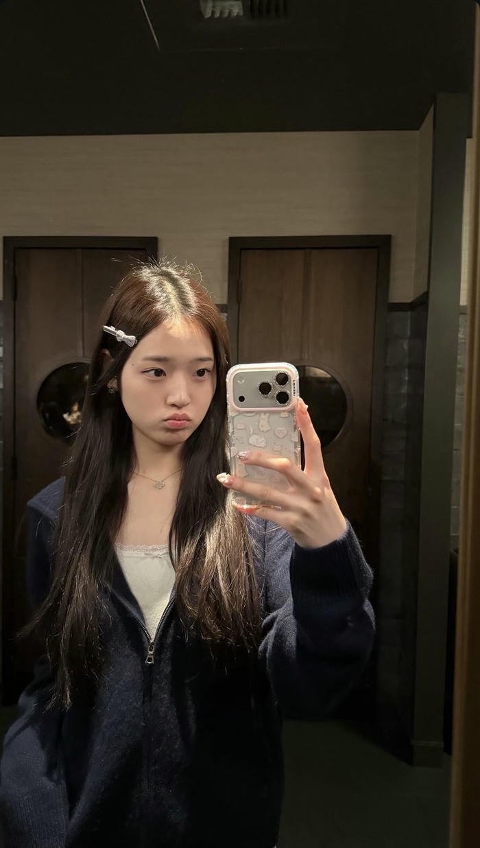 gái xinh chụp ảnh trước gương đẹp tự nhiên