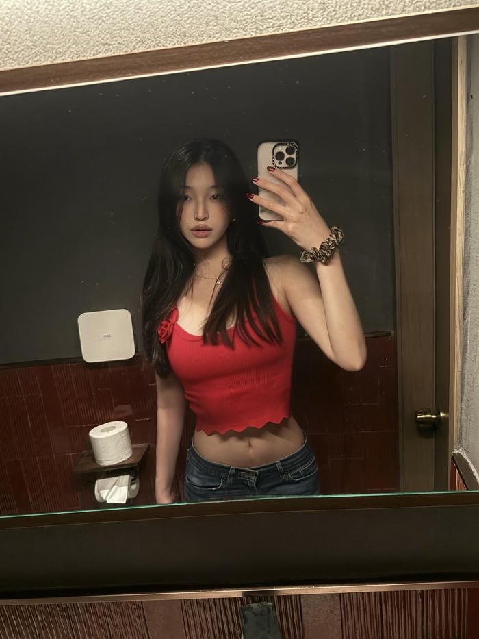 gái xinh chụp ảnh trước gương thần thái cuốn hút