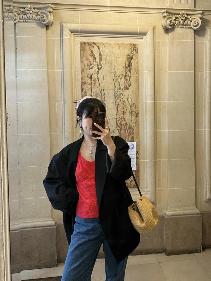 gái xinh chụp gương khoe outfit