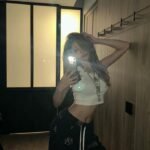 gái xinh chụp gương trong nhà