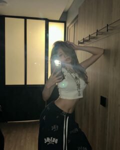 gái xinh chụp gương trong nhà