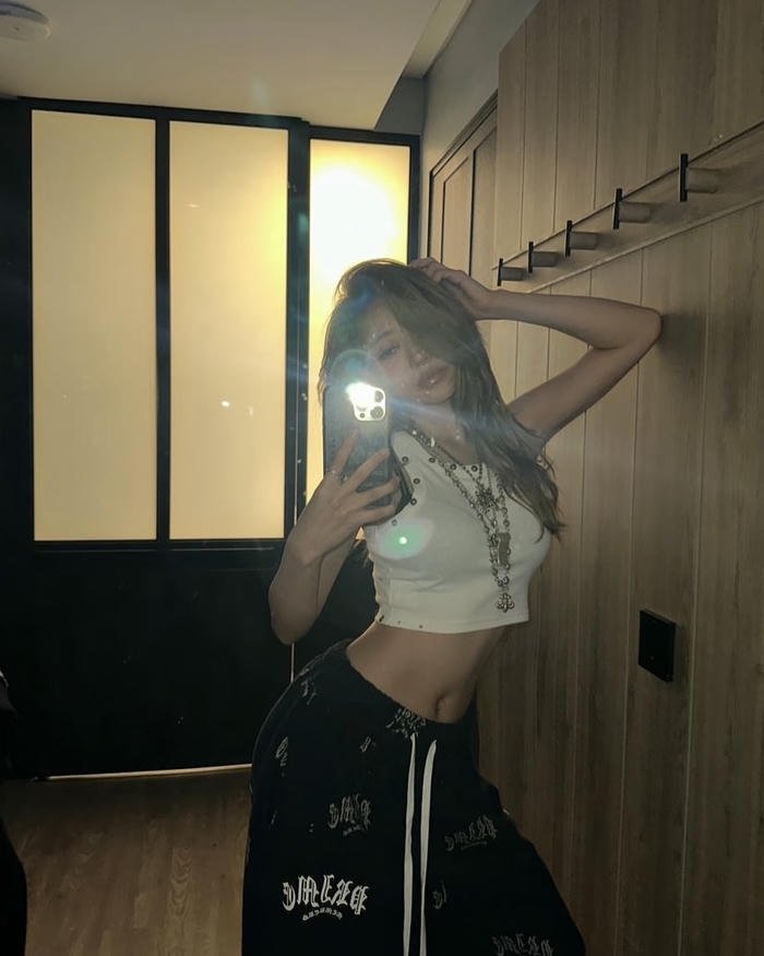 gái xinh chụp gương trong nhà