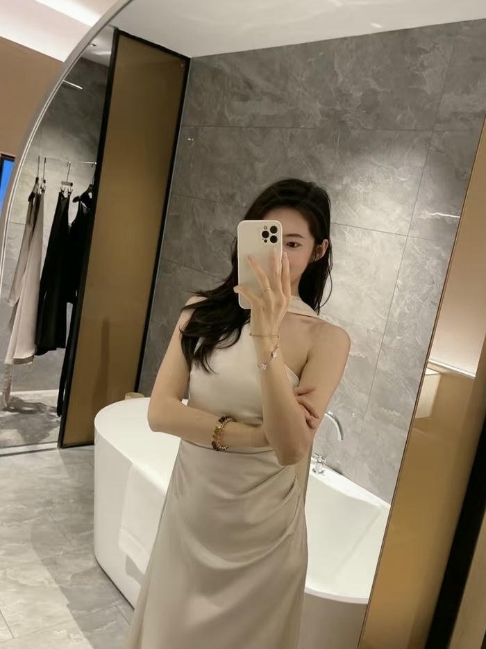 gái xinh chụp gương trong phòng tắm