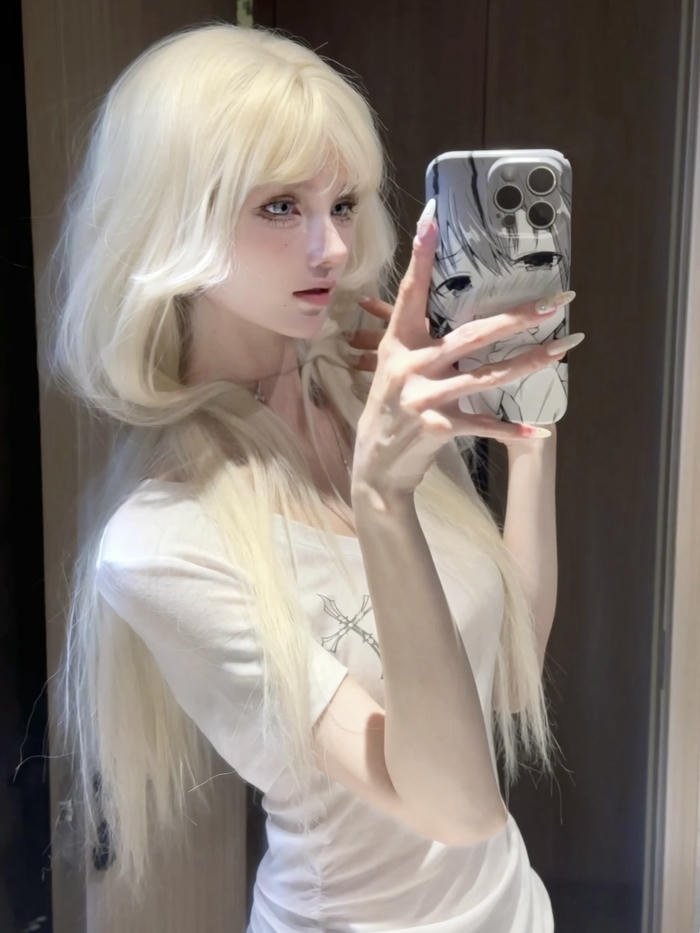 gái xinh chụp trước gương thả tóc trắng