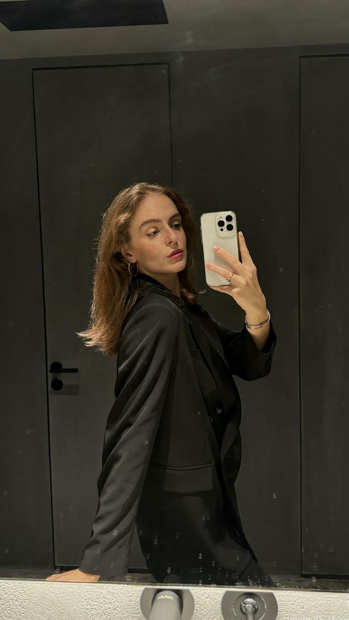 gái xinh chụp trước gương tóc ngắn