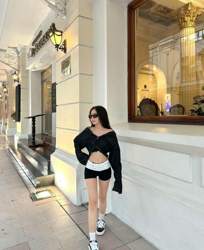 gái xinh diện quần ngắn áo chễ vai