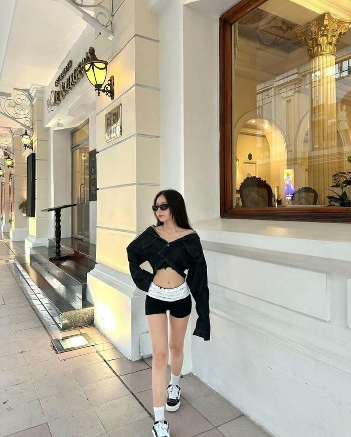 gái xinh diện quần ngắn áo chễ vai