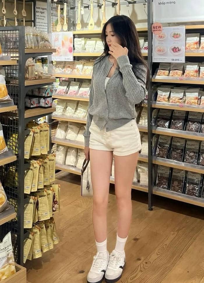 gái xinh diện quần ngắn trong phòng