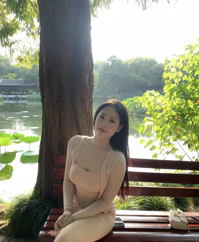 gái xinh hở hang thu hút tự nhiên