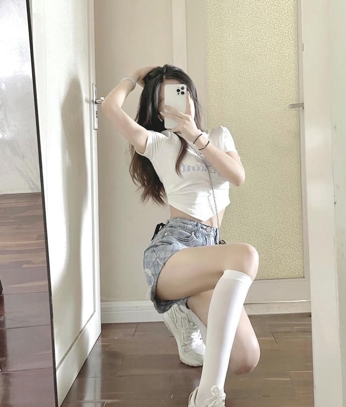 gái xinh khoe đùi đầy cuốn hút