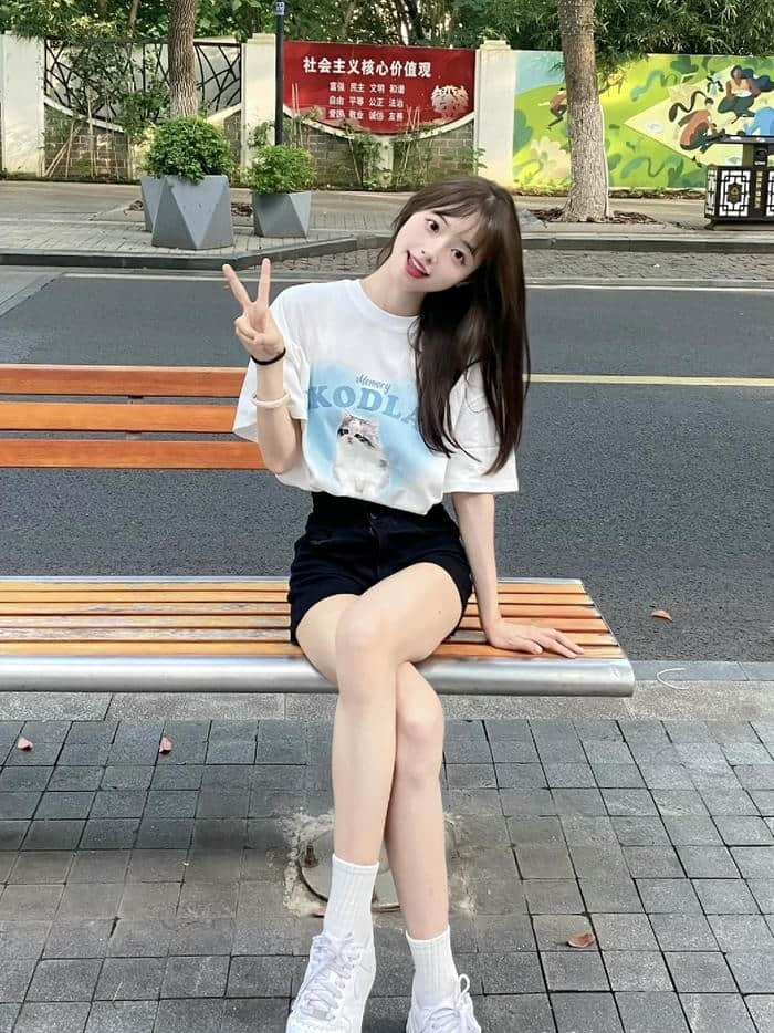 gái xinh mặc quần ngắn dạo phố