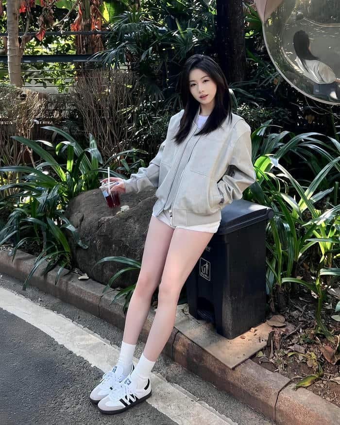 gái xinh mặc quần short dạo công viên