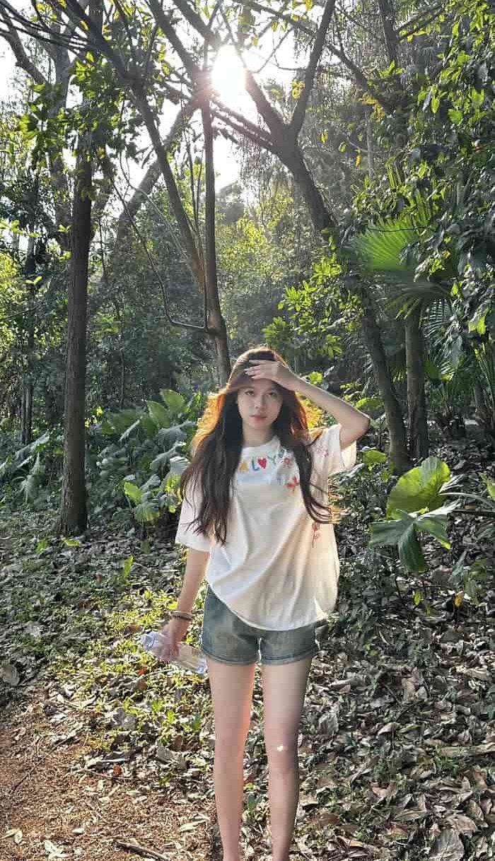 gái xinh mặc quần short năng động