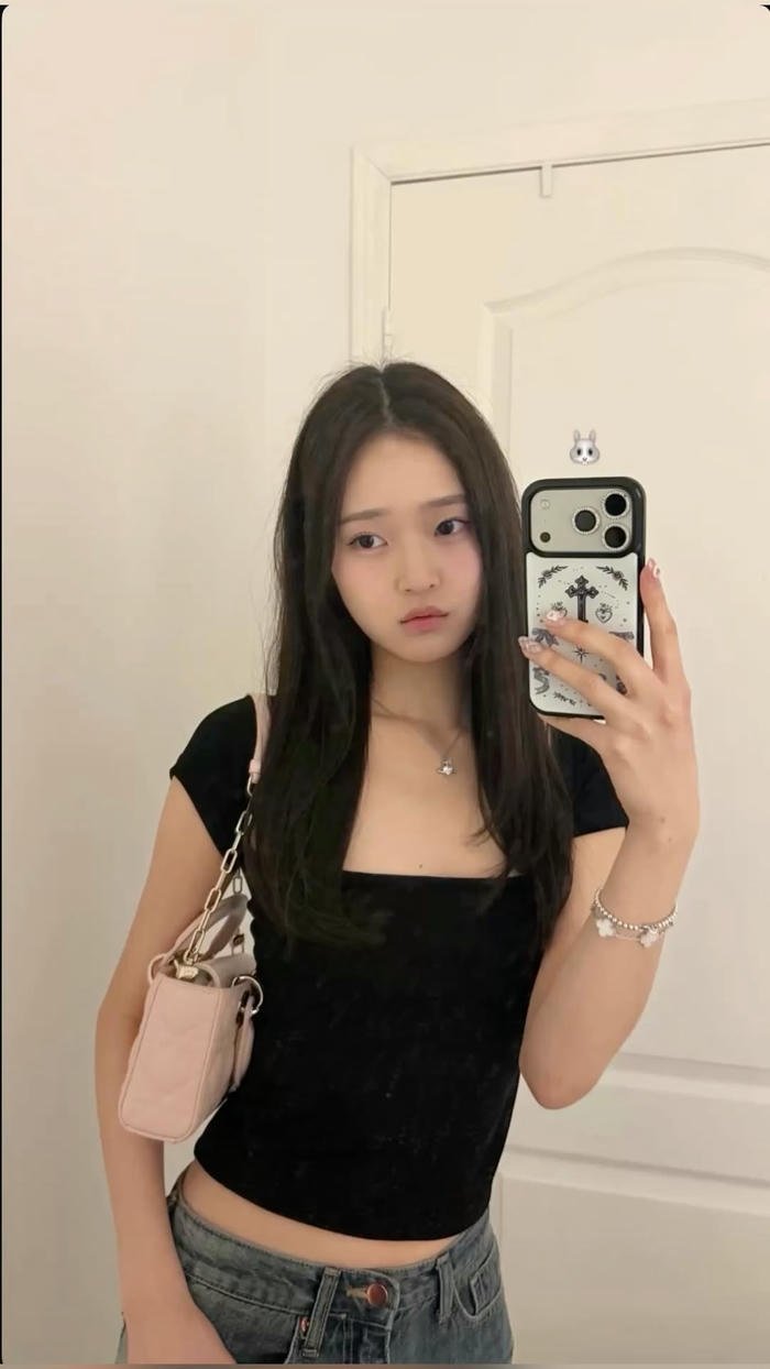 gái xinh selfie gương áo phông form bó