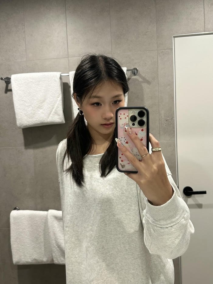 gái xinh selfie gương style Hàn