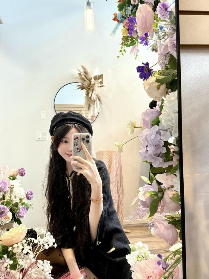 gái xinh selfie gương tiểu thư