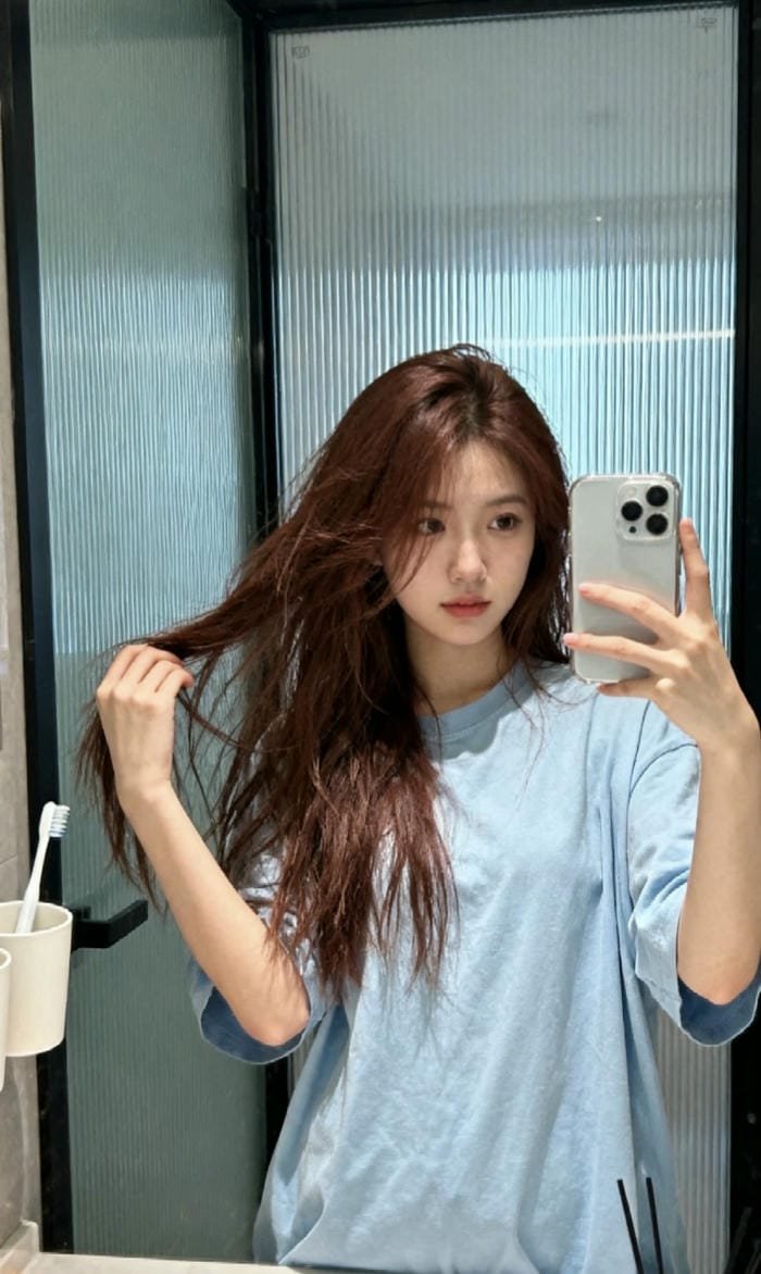 gái xinh selfie gương tóc dài