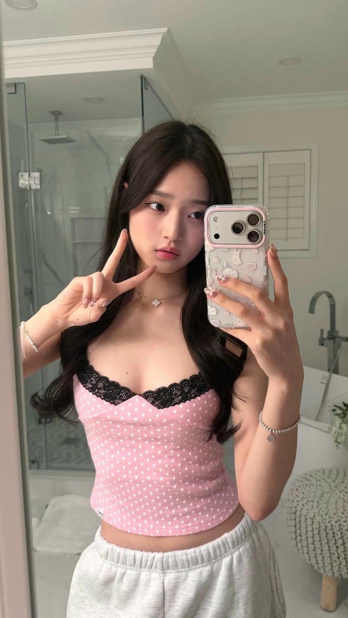 gái xinh selfie gương trong phòng ngủ sáng nhẹ_