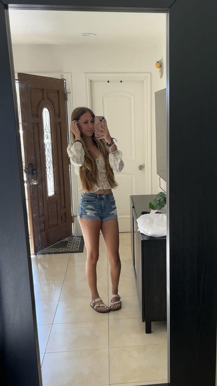 gái xinh selfie gương trong phòng