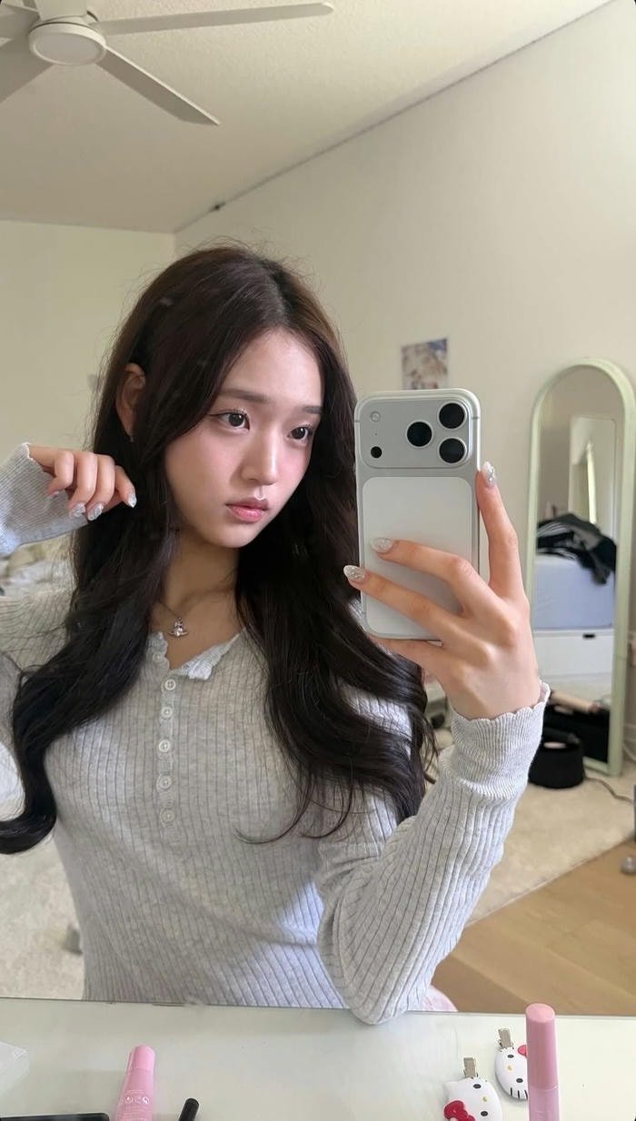 gái xinh selfie trước gương phòng thay đồ rộng