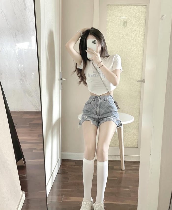 gái xinh tạo dáng khoe đùi