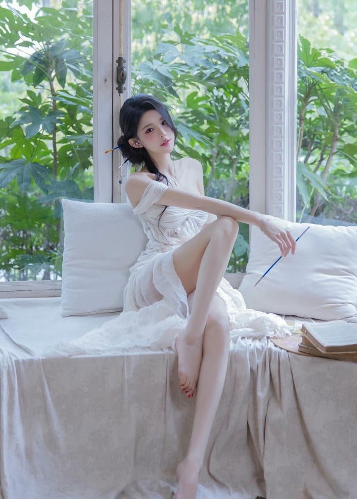 gái xinh trung quốc mặc váy chụp bên cửa sổ