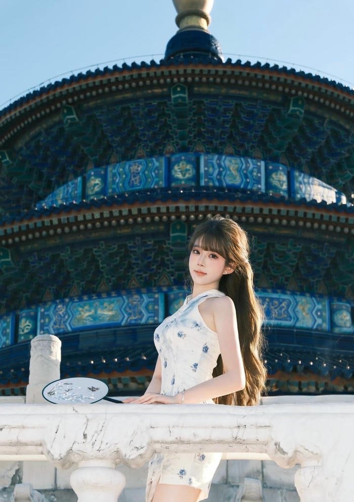 gái xinh trung quốc mặc váy sườn xám cách tân