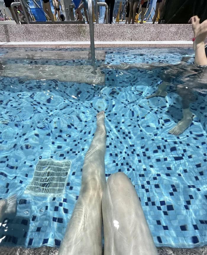 hình ảnh chân gái chụp ngoài trời