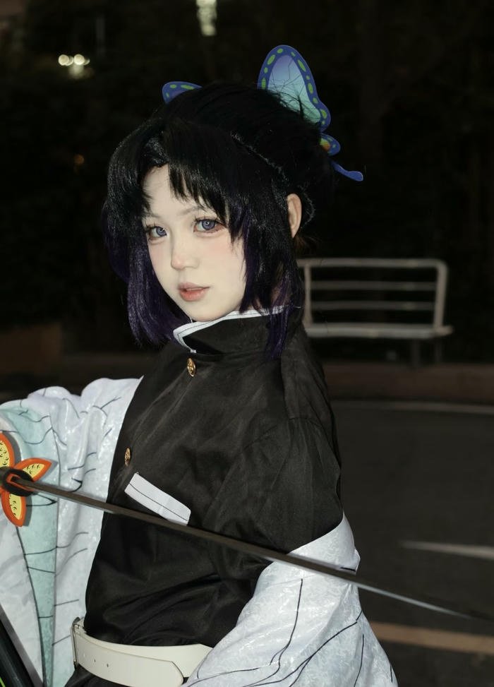 hình ảnh coslay shinobu áo trong tối đen