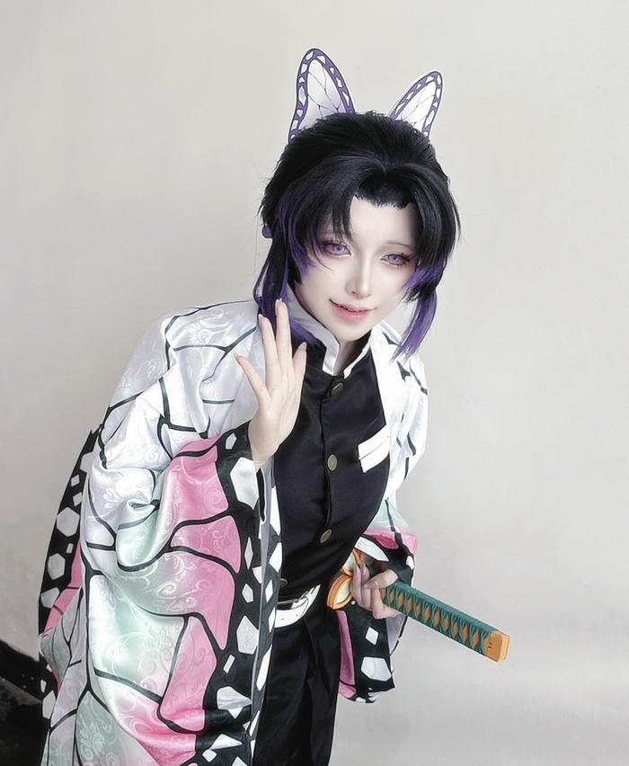 hình ảnh coslay shinobu tay cầm kiếm