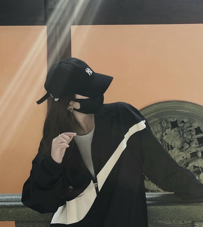 hình ảnh gái Trung Quốc che mặt buổi tối