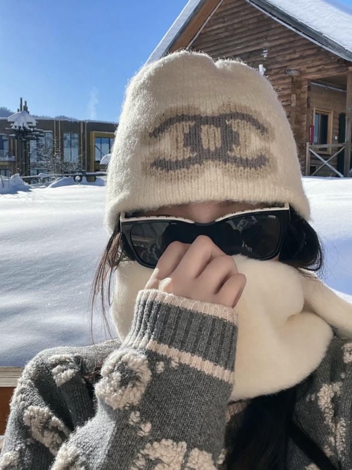 hình ảnh gái Trung Quốc che mặt điện thoại