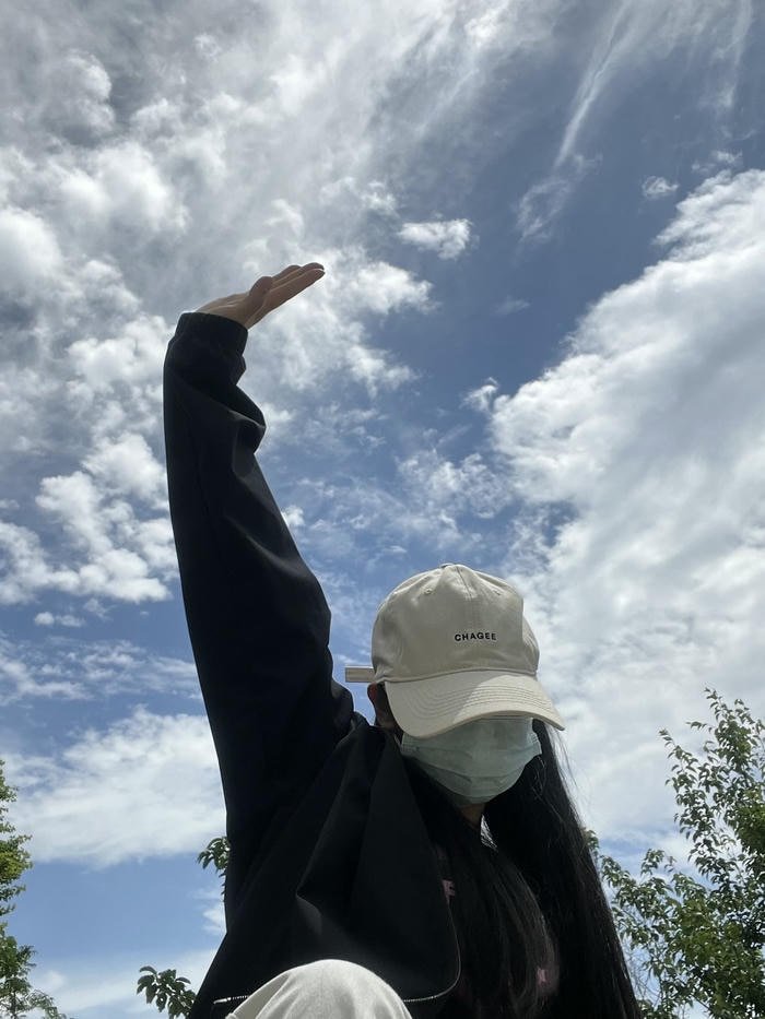 hình ảnh gái Trung Quốc che mặt nền xanh