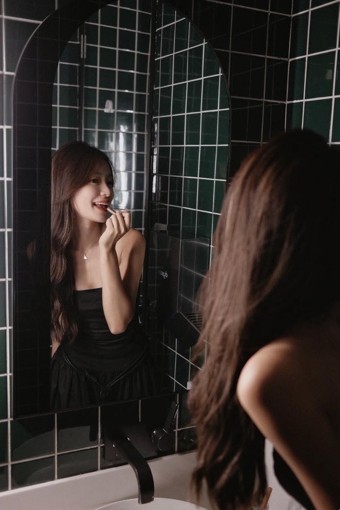 hình ảnh gái xinh chụp trước gương quyến rũ