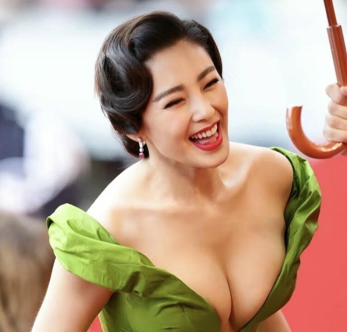 hình ảnh gái xinh hở hang tự tin