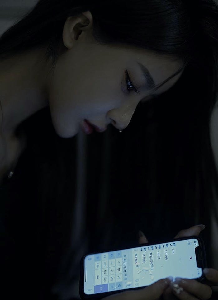 hình ảnh nữ khóc buồn lặng lẽ