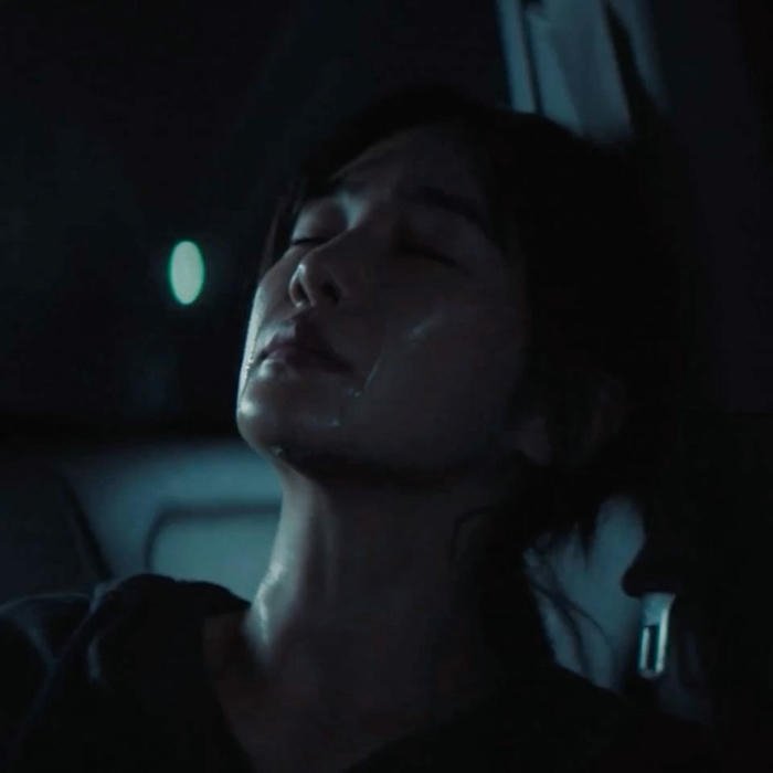 hình ảnh nữ khóc buồn man mác