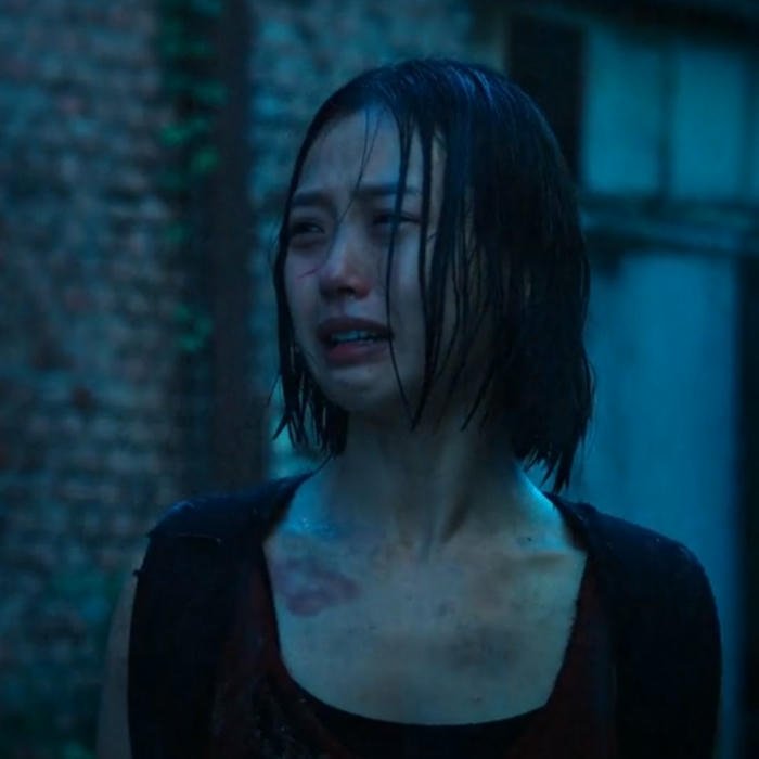 hình ảnh nữ khóc buông rơi cảm xúc