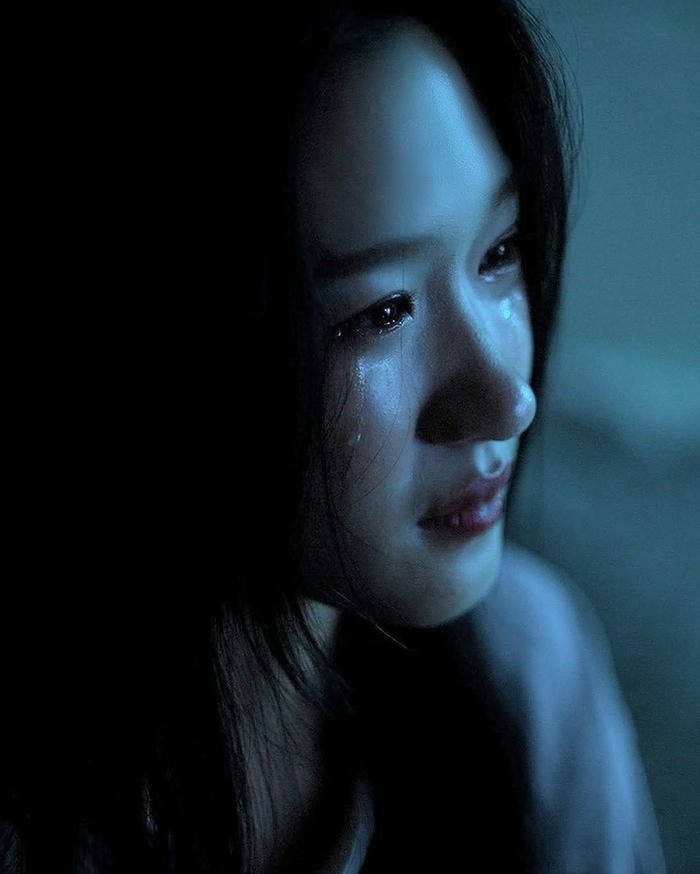 hình ảnh nữ khóc cúi đầu thấp