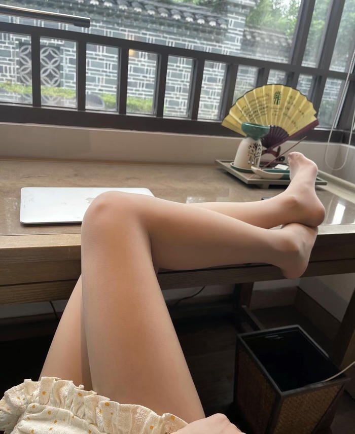 hình chụp chân gái mặc váy