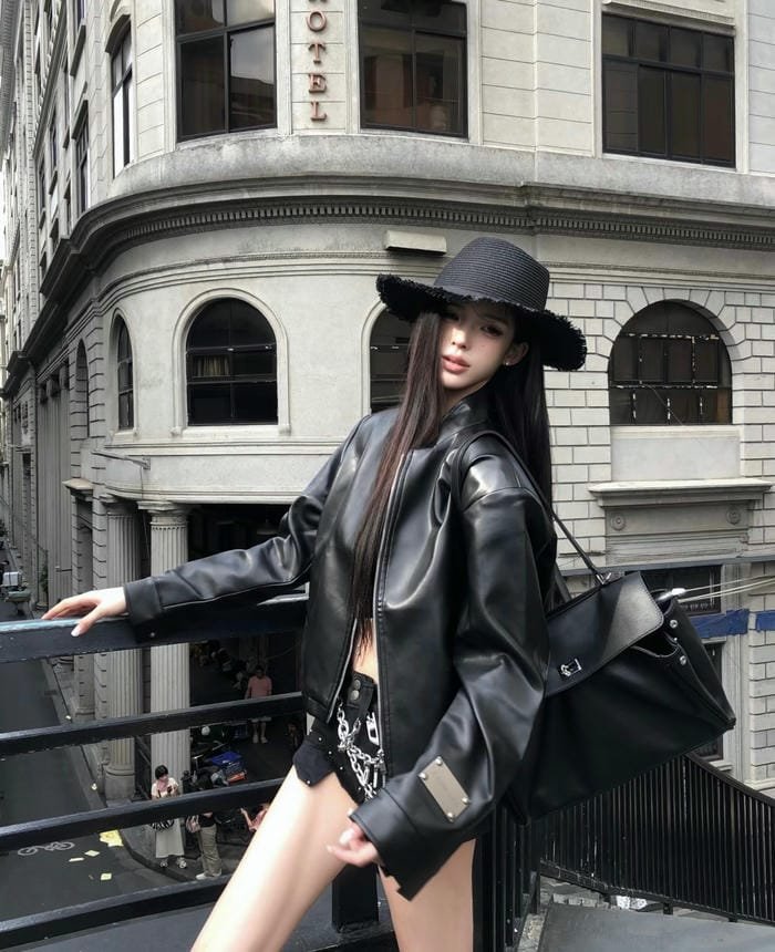 hình cô gái trung giữa phố