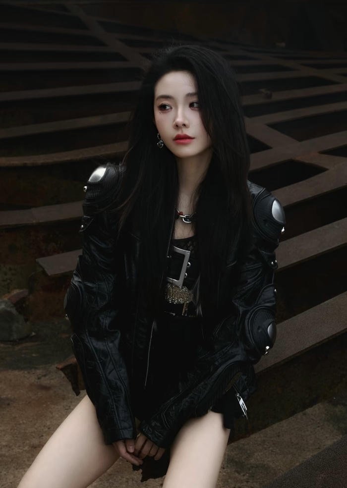 hình cô gái trung mặt lạnh ngầu