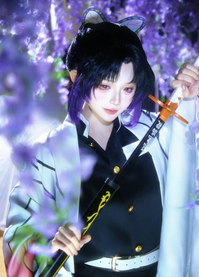 hình cosplay shinobu cổ áo mở nhẹ