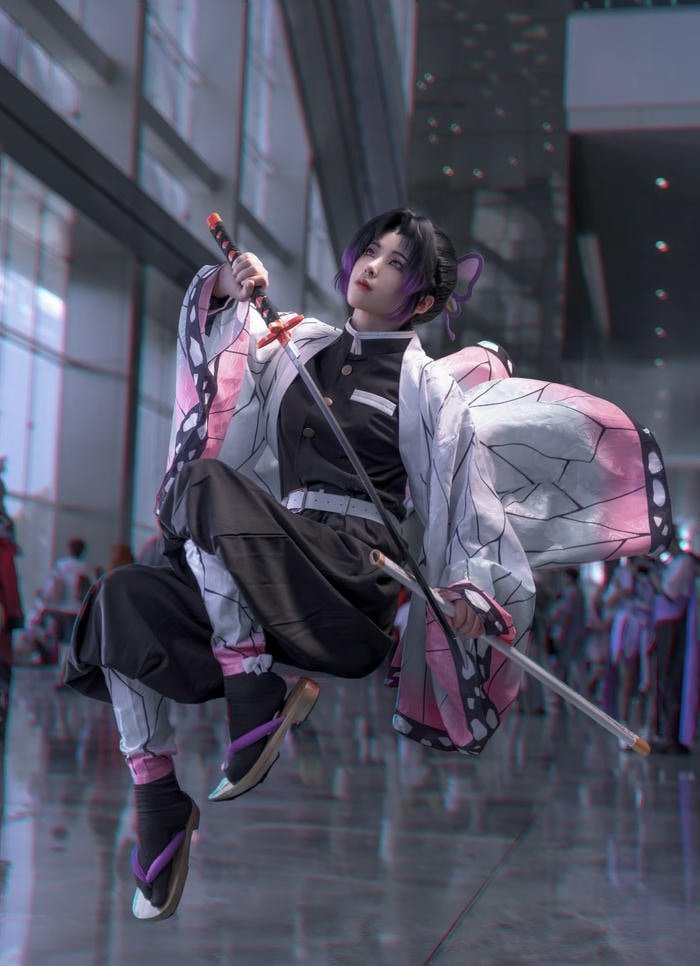 hình cosplay shinobu dáng người thanh mảnh